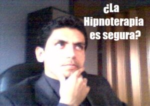 Rostro de hipnoterapeuta preguntándose si la hipnoterapia es segura, dirigiendo sus ojos hacia arriba y con la mano en la barbilla en estilo pensativo
